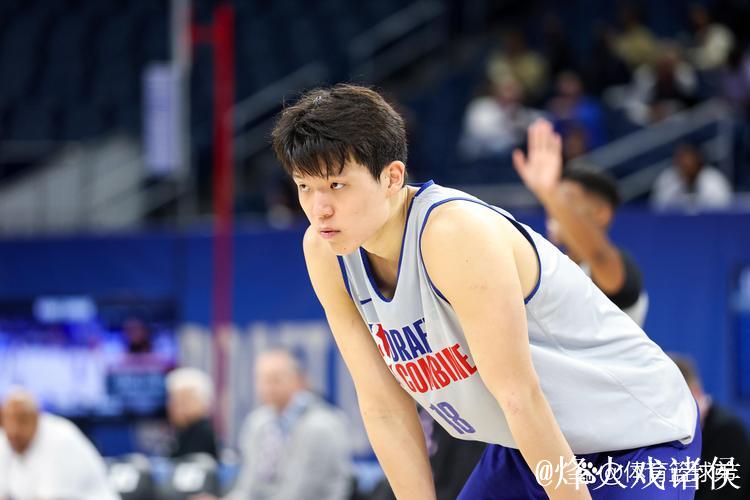 杨瀚森18+10+4背后暖心一幕！克林根认真指导 球迷期待激发潜力